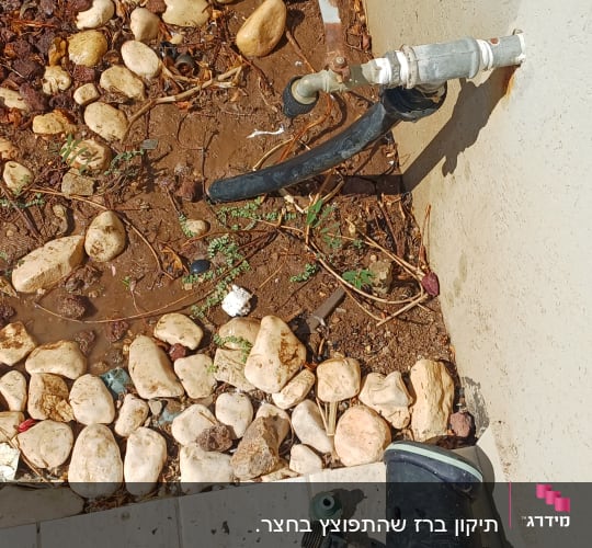עבודת צנרת ואינסטלציה בגינה לצד נקודת מים חיצונית